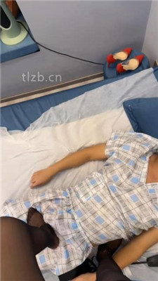 图片[3]-麻辣女教官】高跟黑丝脚踩地毯狗