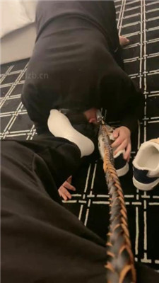 图片[7]-戚戚情侣主】绿帽老公爆吸男主白袜/耳光/舔脚