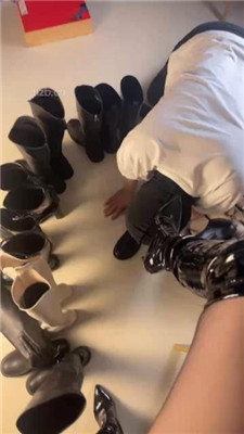 图片[3]-甜心教主】多双脏长靴用狗舌头清理