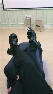 图片[2]-北京啡啡】全体重踩踏/舔脏鞋臭脚/人肉脚垫