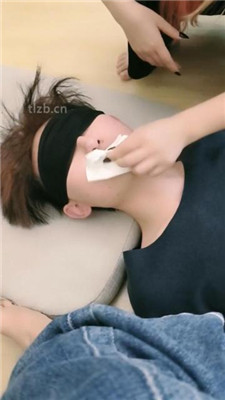 图片[6]-北京啡啡】全体重踩踏/舔脏鞋臭脚/人肉脚垫