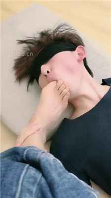 图片[7]-北京啡啡】全体重踩踏/舔脏鞋臭脚/人肉脚垫