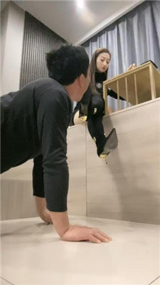 图片[4]-魅儿】跪爬狗伺候主人用餐