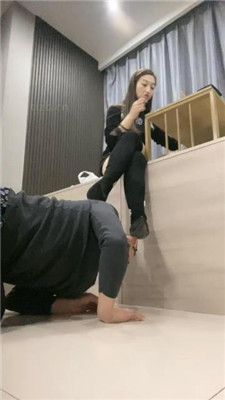 图片[5]-魅儿】跪爬狗伺候主人用餐