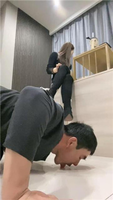 图片[6]-魅儿】跪爬狗伺候主人用餐