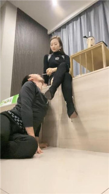 图片[7]-魅儿】跪爬狗伺候主人用餐