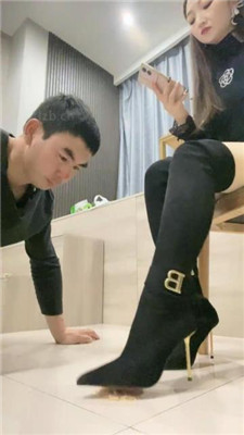 图片[8]-魅儿】跪爬狗伺候主人用餐