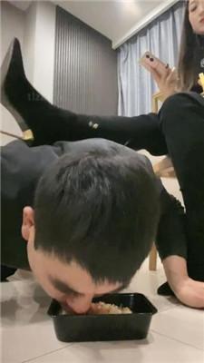 图片[10]-魅儿】跪爬狗伺候主人用餐