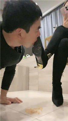 图片[9]-魅儿】跪爬狗伺候主人用餐