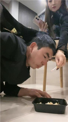 图片[11]-魅儿】跪爬狗伺候主人用餐