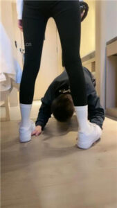 【酒鸽】小白鞋白袜踩狗爪/骑马转胯/狂吸白袜脚/吃袜_绳艺资料库