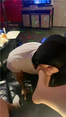 图片[6]-甜味药丸】KTV虐双狗-舔脚深喉/转胯骑马/口水吐狗脸