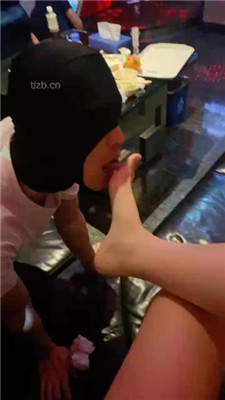 图片[5]-甜味药丸】KTV虐双狗-舔脚深喉/转胯骑马/口水吐狗脸