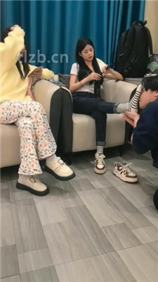 图片[4]-阳阳】姐妹花臭脚臭袜辱-鞭打/转胯骑马踩踏