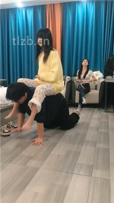 图片[12]-阳阳】姐妹花臭脚臭袜辱-鞭打/转胯骑马踩踏