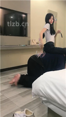 图片[15]-阳阳】姐妹花臭脚臭袜辱-鞭打/转胯骑马踩踏