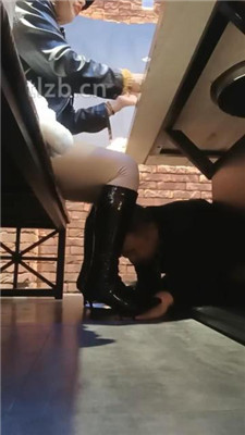 图片[6]-乐爷】桌底下-长靴蹂躏地毯狗/踩踏喂食