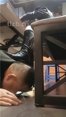 图片[7]-乐爷】桌底下-长靴蹂躏地毯狗/踩踏喂食