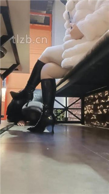 图片[10]-乐爷】桌底下-长靴蹂躏地毯狗/踩踏喂食