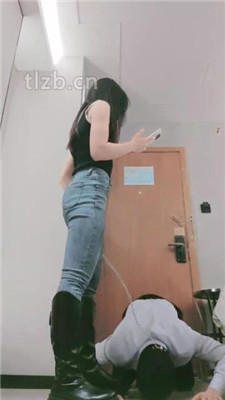 图片[2]-妮蔻】长靴脚下踩虐/胯下辱/闻臭脚臭脚丫/插嘴