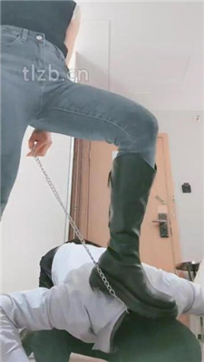 图片[4]-妮蔻】长靴脚下踩虐/胯下辱/闻臭脚臭脚丫/插嘴