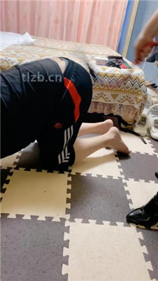 图片[4]-佳琪女王】夫妻主长靴踩虐绿帽-反绑口球塞嘴