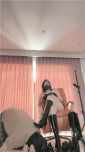 【冷颜】长靴踩狗头/头顶鞋子/鞭打/高跟玉足恋足调_绳艺资料库