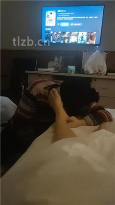 图片[2]-赞拉】下跪舔素人小姐姐的臭脚