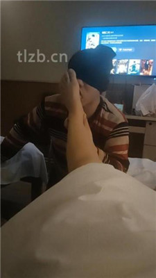 图片[4]-赞拉】下跪舔素人小姐姐的臭脚