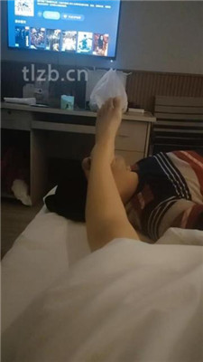 图片[7]-赞拉】下跪舔素人小姐姐的臭脚