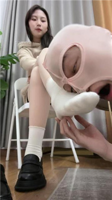 图片[17]-狗哥】桌底视角-皮鞋白袜气味控制