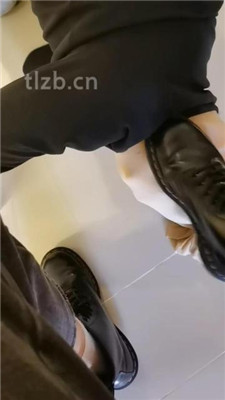 图片[9]-Welldoer】头顶鞋子/长靴白袜各种踩踏/清理脏鞋底