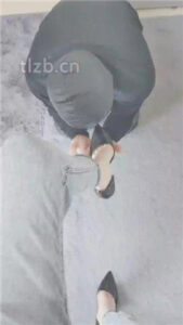 【云儿】跪舔白领S的高跟美足_绳艺资料库