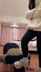 【琳儿】运动鞋白袜全体重踩/插嘴/伺候沐足_绳艺资料库