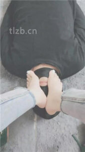 【云儿】近距离品尝主人裸足_绳艺资料库