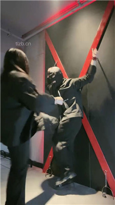 图片[2]-黑兔】严刑逼供教训犯人-舔脏老爹鞋/吊绑虐打/狗链遛狗