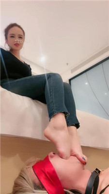 图片[13]-沐阳大小姐】狠虐CD奴-转胯骑马爬行/打手掌/耳光/裸足狂舔