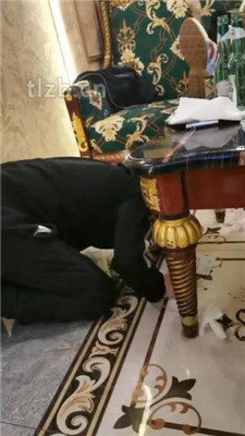 图片[2]-文文文】KTV开发双素人-舔脏鞋底/踢踹/碾压狗头/闻棉袜踩踏