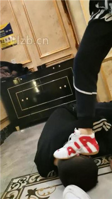 图片[5]-文文文】KTV开发双素人-舔脏鞋底/踢踹/碾压狗头/闻棉袜踩踏