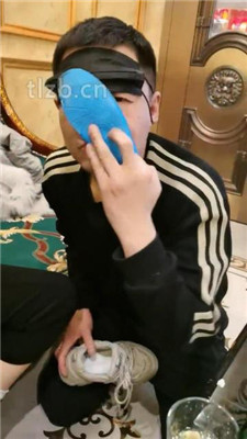 图片[15]-文文文】KTV开发双素人-舔脏鞋底/踢踹/碾压狗头/闻棉袜踩踏