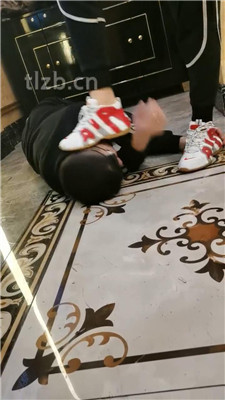 图片[17]-文文文】KTV开发双素人-舔脏鞋底/踢踹/碾压狗头/闻棉袜踩踏