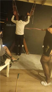 【晏青】强制重度鞭打/骑马转胯/黑丝舔【下】_绳艺资料库