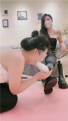 图片[17]-爱神】母畜转胯踩踏喂食/舔鞋底藤条鞭打/狗盆喝圣水完整版】