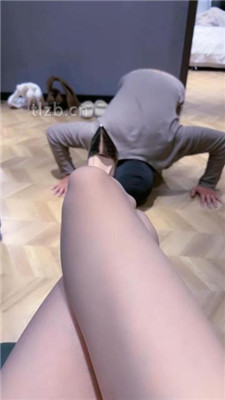 图片[2]-陈莹斯】体罚狗-捂手窒息/揪耳朵/强制喝洗脚水-黑丝脚制裁