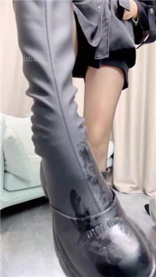 图片[2]-大一诗诗】吐口水鞋上让狗舔/转胯/闻白袜黑丝