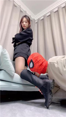 图片[7]-大一诗诗】吐口水鞋上让狗舔/转胯/闻白袜黑丝