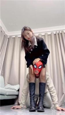 图片[12]-大一诗诗】吐口水鞋上让狗舔/转胯/闻白袜黑丝