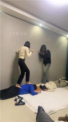 图片[14]-精神小妹】7女王调双奴-轮流全体重跳踩双视角版】