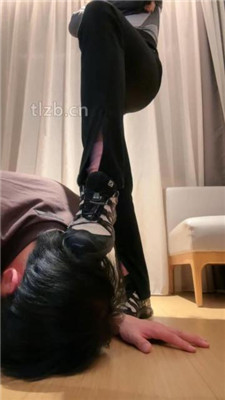 图片[5]-jenn】贱狗地板喂食/口吐喂食/踩踏腿绞