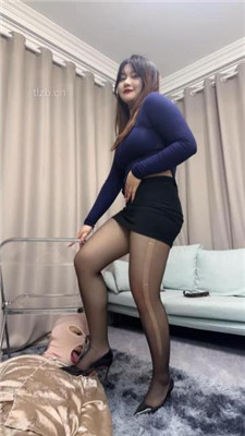 图片[4]-狗哥】黑丝脚踩绿帽狗-对着绿帽狗跳舞诱惑